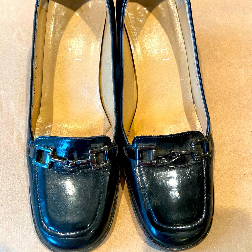 Paten lather Gucci pump with metal trim